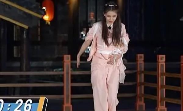 郑恺的|蔡徐坤撕掉郑恺名牌,谁注意郑恺的衣服有无台本一目了然