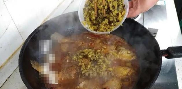  记住|做雪菜烧黄鱼时要记住这两个技巧，成品汤汁浓香，鱼皮焦鱼肉嫩