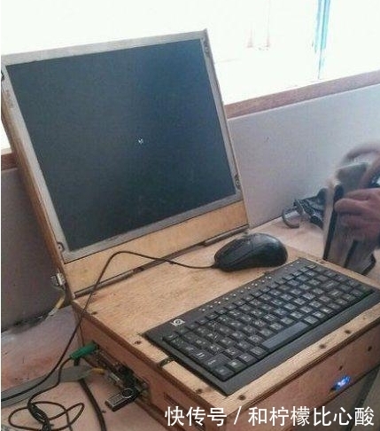  幽默|搞笑图片幽默段子笑话：这电脑挺有年代感的啊，看上去像个古董呢