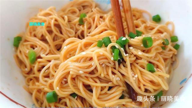  好吃|懒人面条新吃法，比蒸的好吃，比炒的简单，快速出锅，全家都爱吃