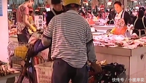 被绑|菜市场偷猪肉，女子被绑街头示众，市民驻足拍照围观