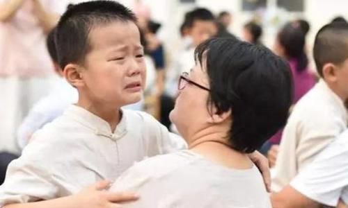 无效|男孩公交车上多次故意踢踹乘客,教育无效后,男子的反击太残忍