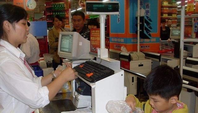 超市|2岁娃随手拿口香糖忘付钱，超市称“偷一罚十”，宝妈的回怼亮了