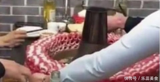 只点了一|朋友请吃火锅,4个人只点一个菜,都说抠门,上菜后被“打脸”