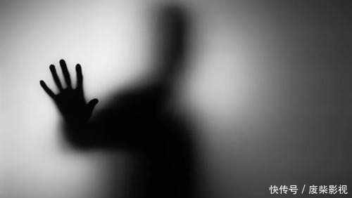  敲门|女孩深夜回家遭陌生男子尾随，惊慌脱险后，男子敲门：能约你吗？