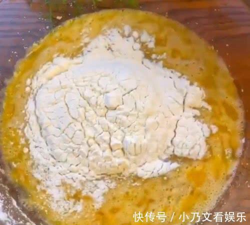 面包|3个鸡蛋1碗面粉,不用烤箱也能做面包,比买的还蓬松暄软,孩子最爱