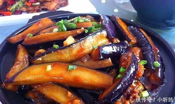 放油|炒茄子先放油?难怪炒出来的茄子不好吃,大厨来告诉你正确的做法