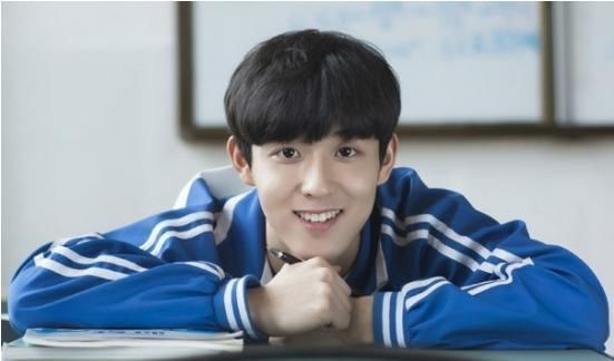 吃饭|18线明星有多心酸,王牌家族在桌上吃饭,吴宇恒只能站旁边看着