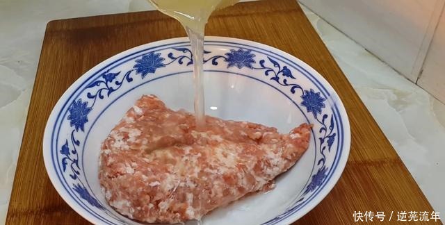 丸子|不管炸什么丸子,都别直接下锅,教你简单一做,过年5斤不够吃!