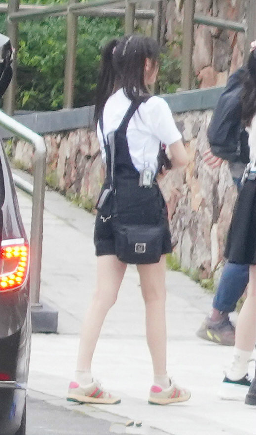 超越|杨超越录《中餐厅》,虽然还是擦桌子扫地,但一身造型都已上万块