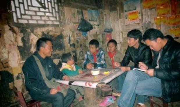  弟弟妹妹|13岁男孩“养着”5个孩子，记者采访时落泪，哭喊：我也没办法啊