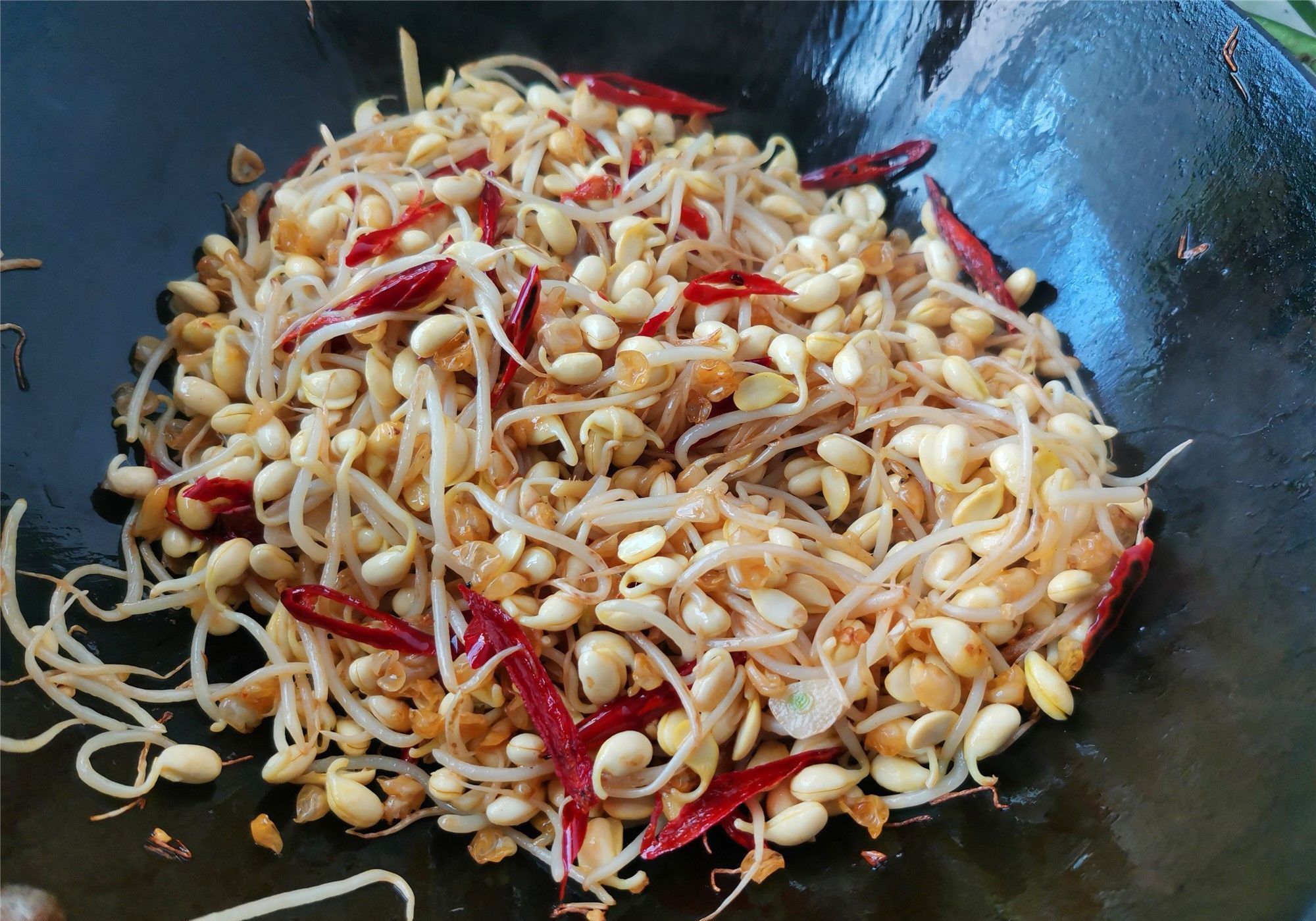 人体吸收|黄豆芽怎样做好吃,这个家常做法特香,不用放肉,佐酒下饭都不错