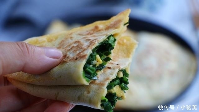 早餐|1把韭菜5个鸡蛋，教你懒人早餐，不和面不揉面，出锅孩子连吃3个