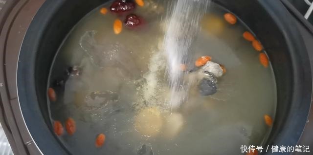 简单|手把手教你做营养又滋补的乌鸡汤,做法简单,汤汁鲜美可口