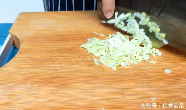 诀窍|凉面怎么做才好吃,诀窍全在调料汁,满满一大碗不够吃