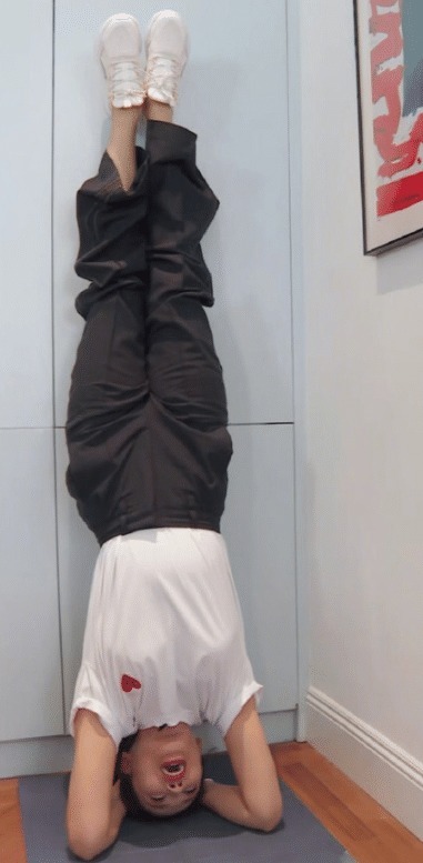 刘涛|刘涛直播间表演倒立,完美S型曲线惊艳众人,网友期待泳衣直播