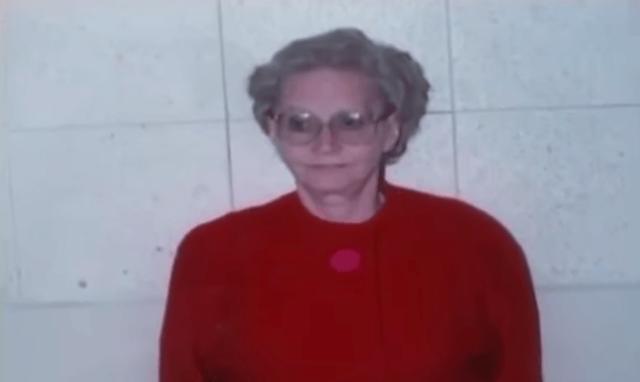 改造|真人秀盯上凶宅大改造!清洗陈年血迹,撬开躺过死尸的地板…