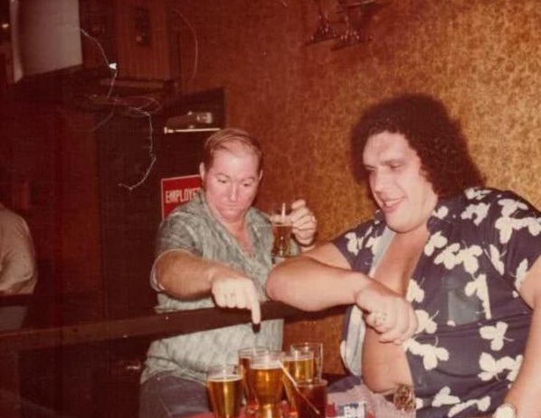 世界|世界上酒量最大的奇人一次能喝下156罐啤酒,骨灰重达15斤