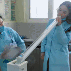 速度|搞笑GIF:两个二货开假车,速度不慢啊