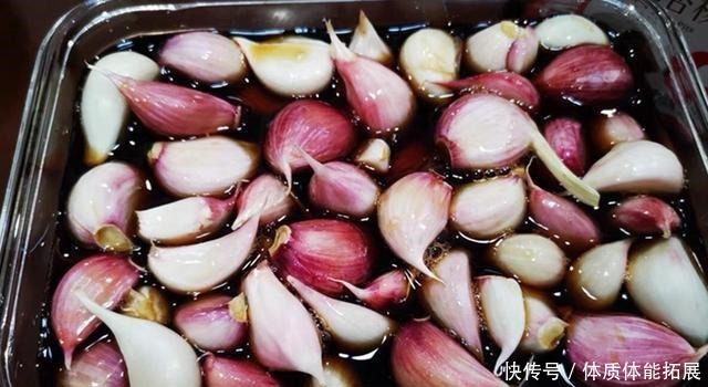 腌制|“腌糖醋蒜”只加糖和醋那就错了,少了它,蒜苦涩难吃还易坏
