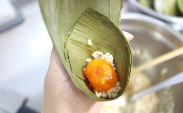  咸蛋|咸蛋黄粽子，吃一个就大呼过瘾，小吃变主食，粽子可以靠边站了
