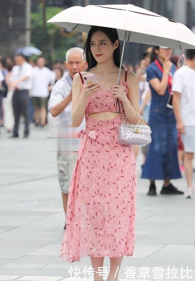 搭配|淡粉色的小裙子,搭配高跟小凉鞋,时尚又有气质