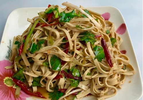 豆皮|凉拌豆皮怎么做好吃？教你农家开胃下饭吃法，端上桌能多喝两杯酒