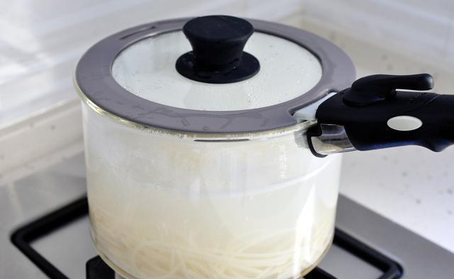 清甜|三伏天不吃这菜,到秋天就老了,炒米粉脆嫩又清甜,皮都不用去