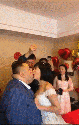 摩托车|搞笑GIF:三哥呀你们这样做有考虑过摩托车的感受吗?