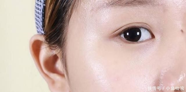 洗完|洗完脸,不要急着涂精华液!建议:多做这2件事,吸收效果会更好