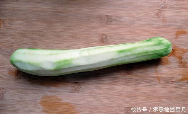  丝瓜|为大家分享一道爽脆可口，鲜香味美的丝瓜炒鸡蛋，轻松搞定！