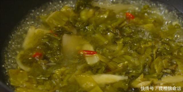 金针菇|深秋里来上一碗酸汤肥牛吧！酸辣可口治好你的没胃口，温暖你的胃