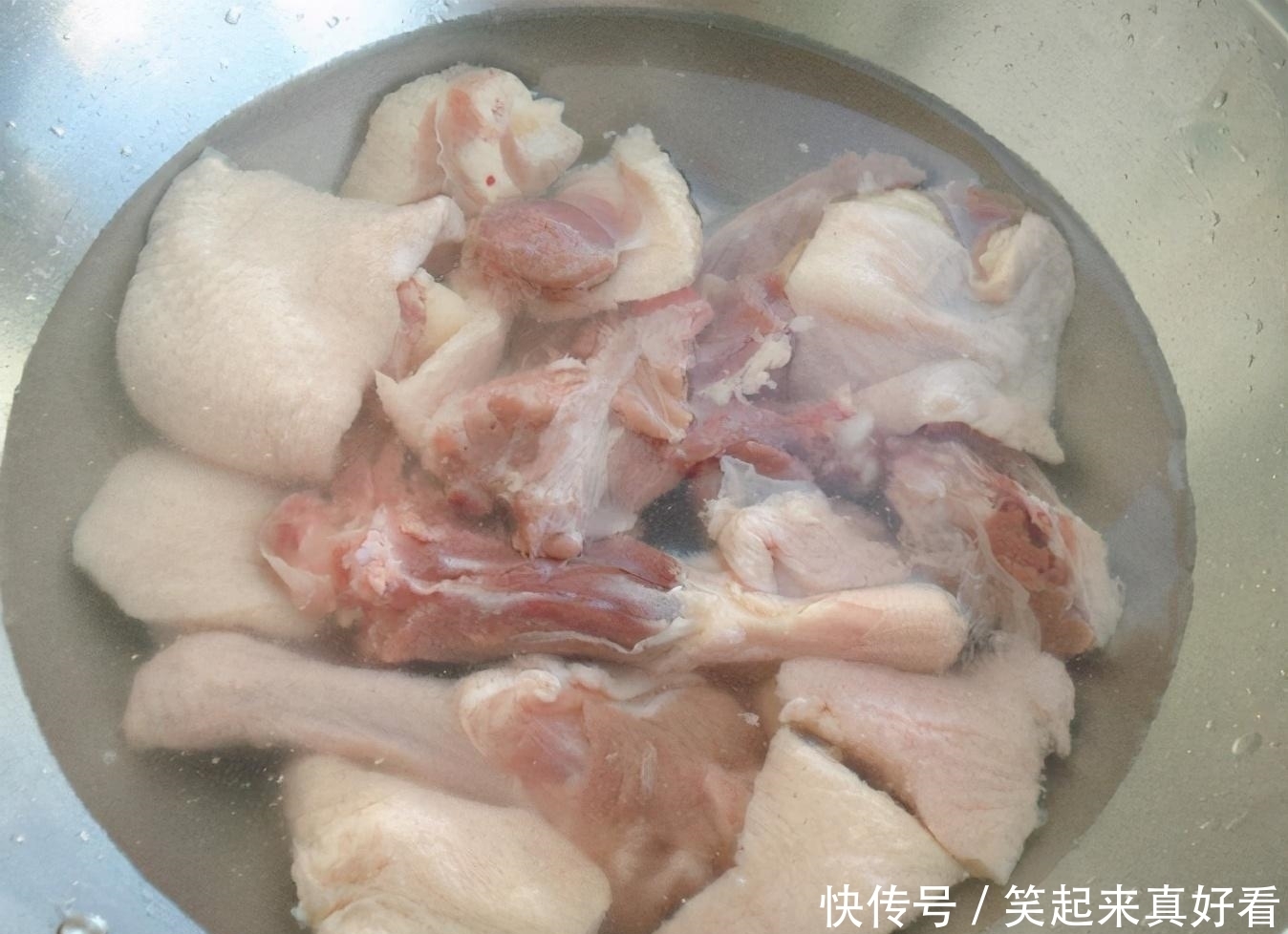  腥味|秋季正是吃鸭肉的好时候，烧制前给鸭肉洗个热水澡，这样才能无味