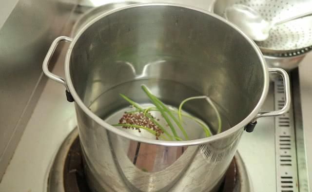 香辛料|盐水鸭非常简单,重要用90度水焯,白米醋除腥,香辛料仅用八角、麻椒