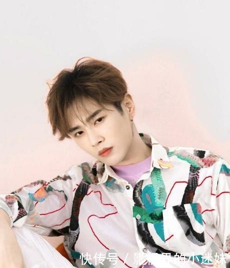  蔡徐坤|同样作为男团C位，为什么李汶翰周震南达不到蔡徐坤火的地步