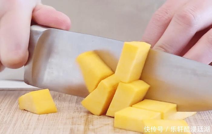 美食|分享一款奶香口味的南瓜小米粥,甜香味美又营养,孩子特喜欢