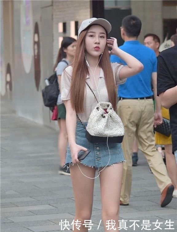  代表|不是鲜艳的颜色才能代表活力四射，这种素色穿搭也能彰显活泼可人