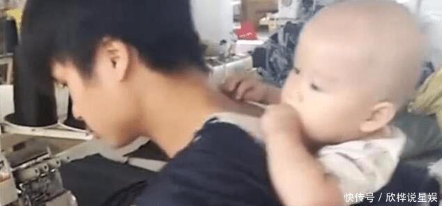 父爱|父母离异,老婆离开,21岁父亲带1岁儿子工厂打工,父爱如山