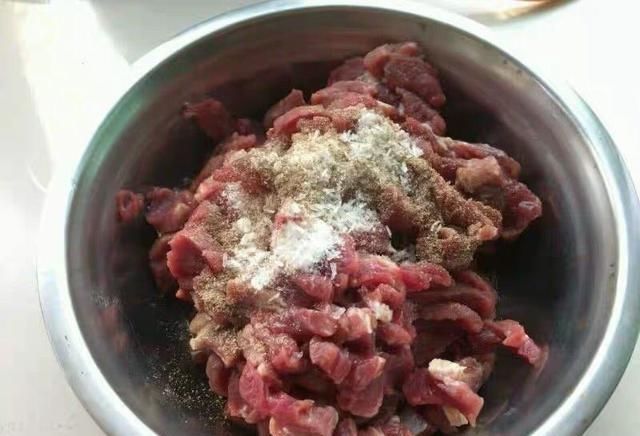 过程当中|60岁大厨甭管炒啥肉,下锅前只需多加这1步,汁香肉嫩还不塞牙