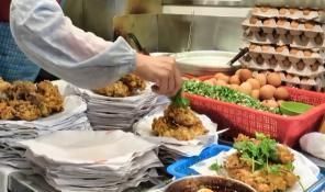 新鲜|大妈街边卖“炸生蚝”,6元一碗,顾客遭哄抢,半天能卖200碗