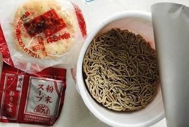 康师傅|这款“龙虾泡面”，卖20元一桶，有一百只虾，打开后康师傅完了