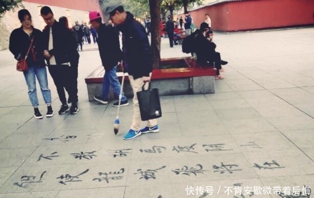 大爷|看完农村大爷书法, 再看书法大师邵岩书法, 网友表示想不通!