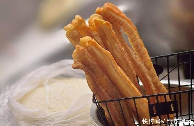 炸油条|炸油条,用泡打粉,用小苏打,都不对!这才是炸油条的正确做法