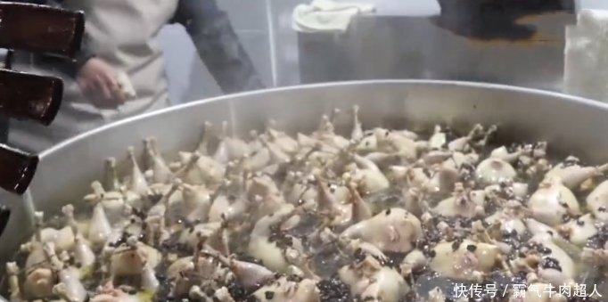 回头客|大娘卖30年“桶子鸡”,20元一只,没有回头客,邻摊:谁吃谁傻!