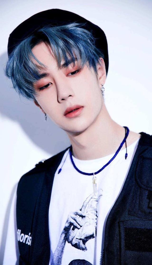  收工|王一博收工秒变“王大爷”，裤腿绑个蝴蝶结，粉丝：酷盖你变了