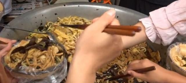 摆摊|大妈摆摊卖这种小吃,每位6元,吃完还能打包,看到真面目懵圈了