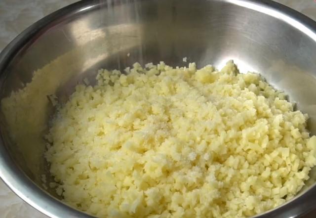  小吃|土豆从小吃到大，这吃法还是第一次见，不炒不炖，鲜嫩多汁不油腻