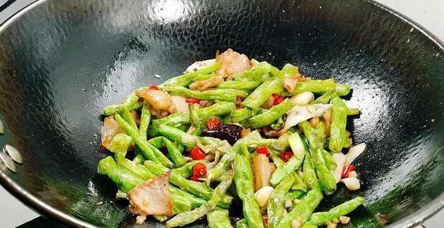 小现|炒豆角很多人做错了,大厨教你正确做法,好吃到停不下来