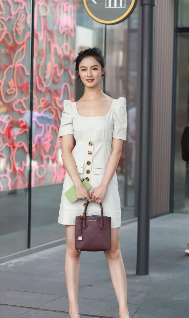  尖头|街拍：小美女身穿V领配牛仔裤，脚踩尖头高跟鞋，充满了气质与魅力