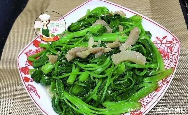  发黑|炒空心菜时发黑？焯水加醋都不对，大厨教您1招，空心菜又脆又绿